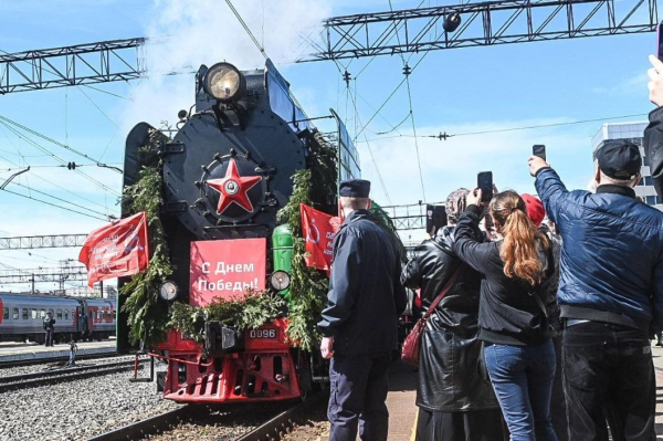 Победным "Ура" встретили тюменцы "Эшелон Победы" на перроне железнодорожного вокзала Победным "Ура" встретили тюменцы "Эшелон Победы" на перроне железнодорожного вокзала