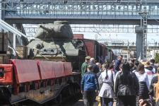 Победным "Ура" встретили тюменцы "Эшелон Победы" на перроне железнодорожного вокзала Победным "Ура" встретили тюменцы "Эшелон Победы" на перроне железнодорожного вокзала