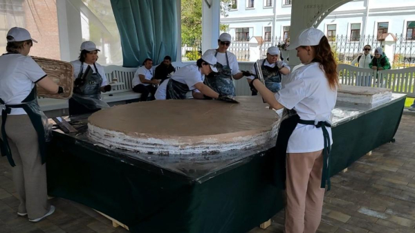 438-сантиметровый торт в виде ключа создают кондитеры в Тобольске