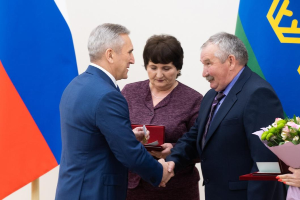 Губернатор Тюменской области вручил госнаграды 19 многодетным родителям