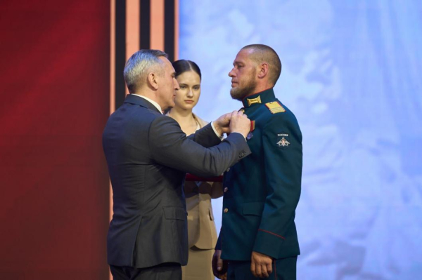 Александр Моор вручил тюменцам государственные награды