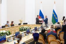 Губернатор Тюменской области вручил госнаграды 19 многодетным родителям