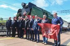 Победным "Ура" встретили тюменцы "Эшелон Победы" на перроне железнодорожного вокзала Победным "Ура" встретили тюменцы "Эшелон Победы" на перроне железнодорожного вокзала