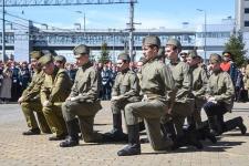 Победным "Ура" встретили тюменцы "Эшелон Победы" на перроне железнодорожного вокзала Победным "Ура" встретили тюменцы "Эшелон Победы" на перроне железнодорожного вокзала