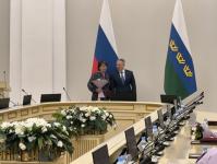 Губернатор Тюменской области вручил госнаграды 19 многодетным родителям