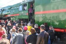 Победным "Ура" встретили тюменцы "Эшелон Победы" на перроне железнодорожного вокзала Победным "Ура" встретили тюменцы "Эшелон Победы" на перроне железнодорожного вокзала