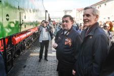 Победным "Ура" встретили тюменцы "Эшелон Победы" на перроне железнодорожного вокзала Победным "Ура" встретили тюменцы "Эшелон Победы" на перроне железнодорожного вокзала