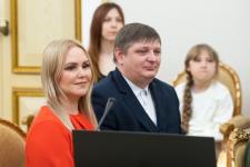 Губернатор Тюменской области вручил госнаграды 19 многодетным родителям