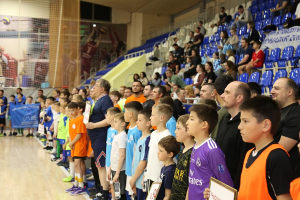 Команды из 8 школ приняли участие в турнире по мини-футболу "Отцы и дети"