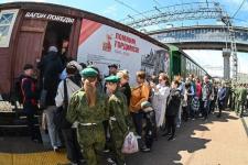 Победным "Ура" встретили тюменцы "Эшелон Победы" на перроне железнодорожного вокзала Победным "Ура" встретили тюменцы "Эшелон Победы" на перроне железнодорожного вокзала