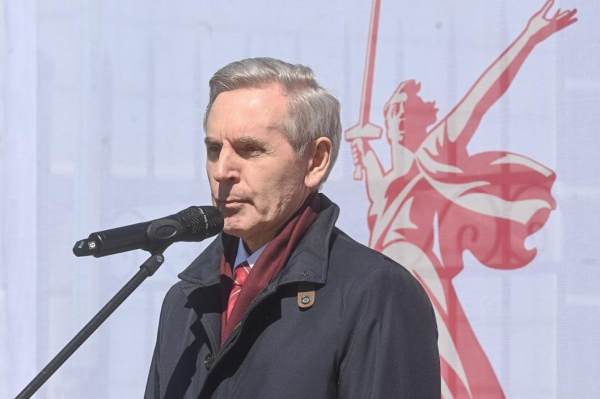 Победным "Ура" встретили тюменцы "Эшелон Победы" на перроне железнодорожного вокзала Победным "Ура" встретили тюменцы "Эшелон Победы" на перроне железнодорожного вокзала