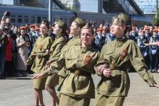 Победным "Ура" встретили тюменцы "Эшелон Победы" на перроне железнодорожного вокзала Победным "Ура" встретили тюменцы "Эшелон Победы" на перроне железнодорожного вокзала