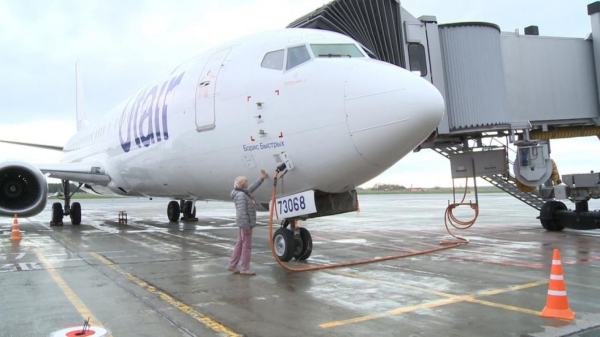 Племянница тюменского летчика Бориса Быстрых посетила названный в его честь самолет