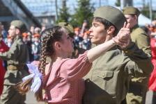 Победным "Ура" встретили тюменцы "Эшелон Победы" на перроне железнодорожного вокзала Победным "Ура" встретили тюменцы "Эшелон Победы" на перроне железнодорожного вокзала