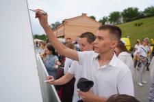 Первый общегородской выпускной проходит на набережной в Тюмени 