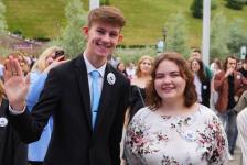 Первый общегородской выпускной проходит на набережной в Тюмени 