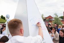 Первый общегородской выпускной проходит на набережной в Тюмени 