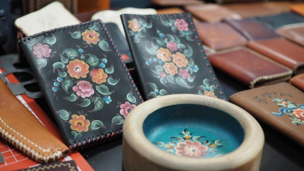 Мастер Андрей Щебельник создаст коллекцию изделий из кожи с тюменскими символами