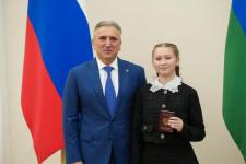 Губернатор Тюменской области вручил паспорта 26 талантливым подросткам