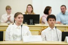 Губернатор Тюменской области вручил паспорта 26 талантливым подросткам