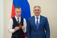 Губернатор Тюменской области вручил паспорта 26 талантливым подросткам