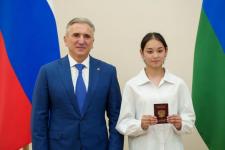Губернатор Тюменской области вручил паспорта 26 талантливым подросткам
