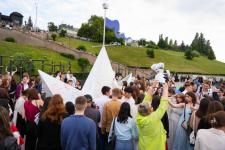 Первый общегородской выпускной проходит на набережной в Тюмени 