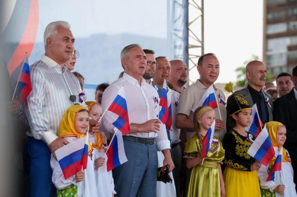 Тюменцы вместе с губернатором исполнили Гимн России 