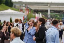 Первый общегородской выпускной проходит на набережной в Тюмени 