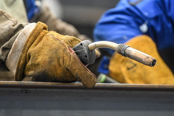 Пескоструйщики стали лидерами по приросту вакансий в промышленности в Тюменской области