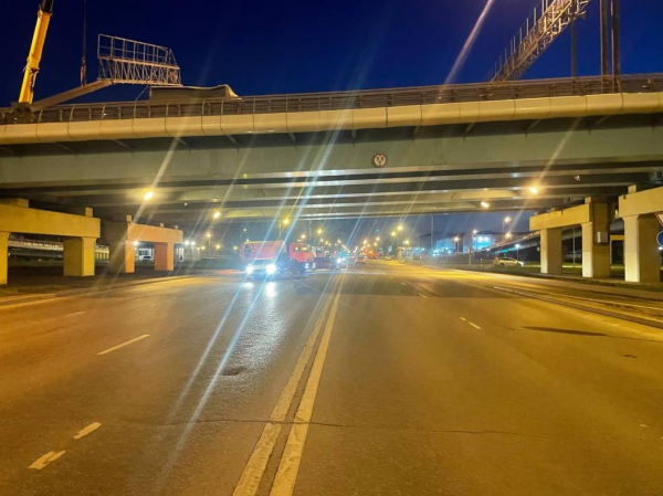 Грузовик снес рамную опору на мосту на ул. Монтажников в Тюмени