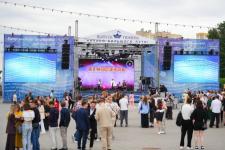 Первый общегородской выпускной проходит на набережной в Тюмени 