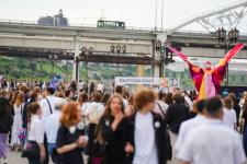 Первый общегородской выпускной проходит на набережной в Тюмени 