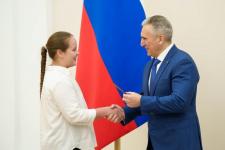 Губернатор Тюменской области вручил паспорта 26 талантливым подросткам