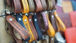 Мастер Андрей Щебельник создаст коллекцию изделий из кожи с тюменскими символами