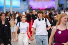 Первый общегородской выпускной проходит на набережной в Тюмени 