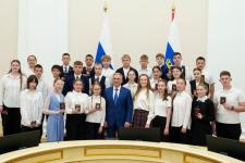 Губернатор Тюменской области вручил паспорта 26 талантливым подросткам