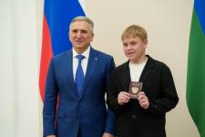 Губернатор Тюменской области вручил паспорта 26 талантливым подросткам