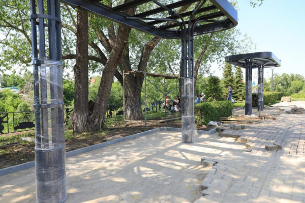 На Исторической площади в Тюмени завершают установку скамеек-качелей