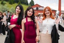 Первый общегородской выпускной проходит на набережной в Тюмени 