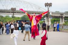 Первый общегородской выпускной проходит на набережной в Тюмени 