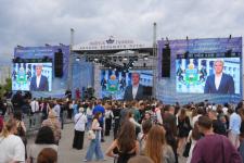 Первый общегородской выпускной проходит на набережной в Тюмени 