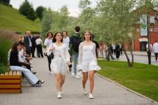 Первый общегородской выпускной проходит на набережной в Тюмени 