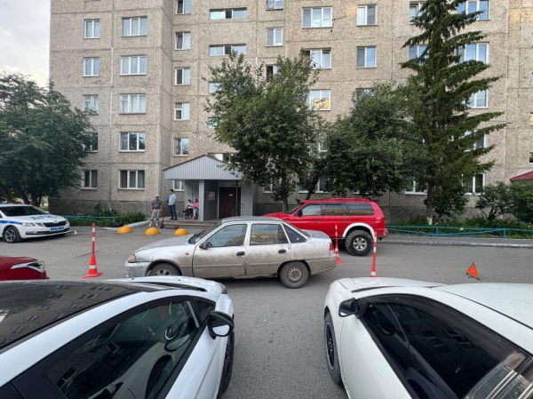 8-летнюю школьницу сбили во дворе дома на улице Логунова в Тюмени