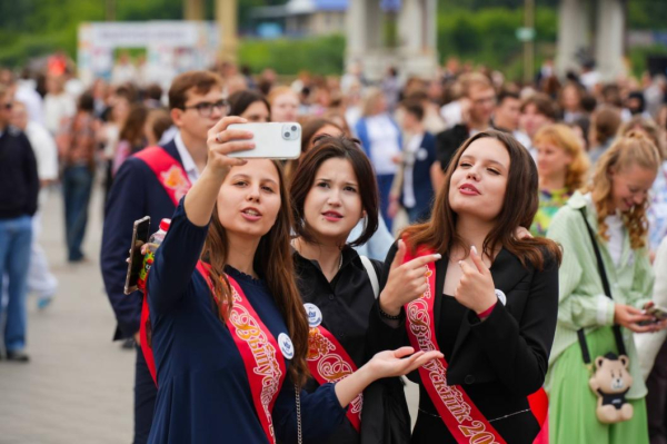 Первый общегородской выпускной проходит на набережной в Тюмени 