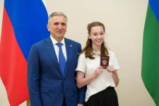 Губернатор Тюменской области вручил паспорта 26 талантливым подросткам