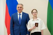 Губернатор Тюменской области вручил паспорта 26 талантливым подросткам