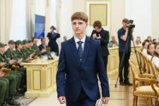 Губернатор Тюменской области вручил паспорта 26 талантливым подросткам
