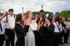 Первый общегородской выпускной проходит на набережной в Тюмени 