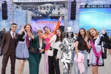 Первый общегородской выпускной проходит на набережной в Тюмени 